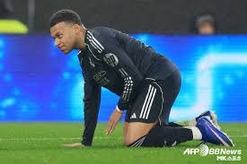 详解棒球规则中的合法投手板接触定义及投手重心移动对犯规的界定